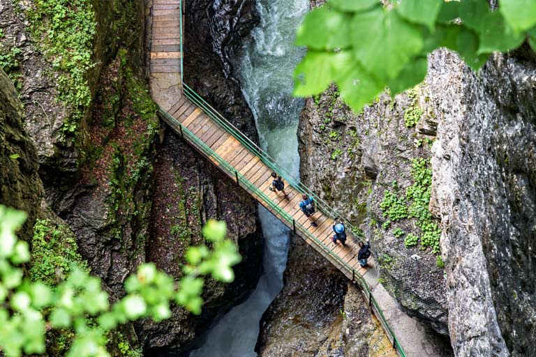 Drei Wanderer auf einer Brücke in der Breitachklamm, Allgäuer Alpen