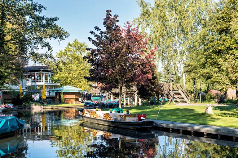 Kanal mit Kahn im Spreewald, Brandenburg
