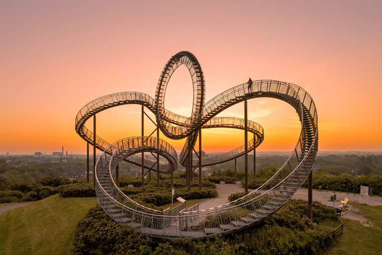 Reisebloggerin Biggi Bauer auf der begehbaren Skulptur Tiger & Turtle in Duisburg