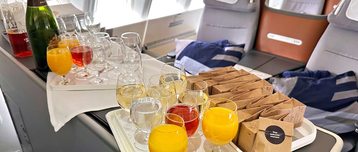 startseite-reisetipps Getränke auf Tablett in der Lufthansa Business Class