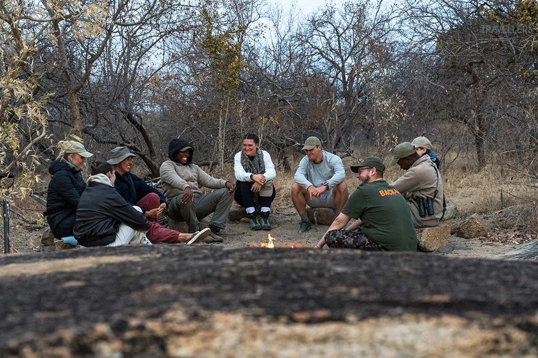 Unsere Gruppe von 2024 am Lagerfeuer in der Wildnis