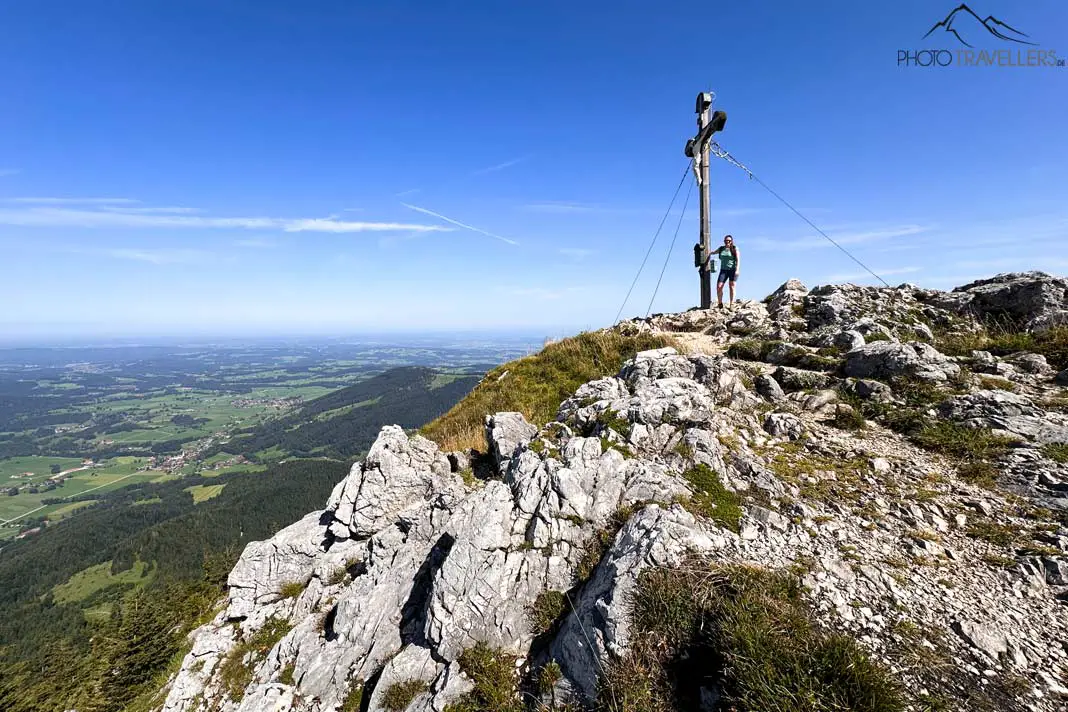 Reisebloggerin Biggi Bauer am Gipfelkreuz vom Breitenstein-Westgipfel