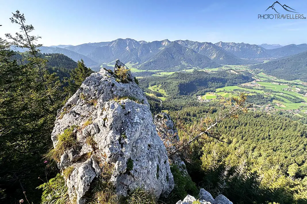 Der Ausblick vom Aussichtspunkt oberhalb vom Breitensteinfensterl ins Tal