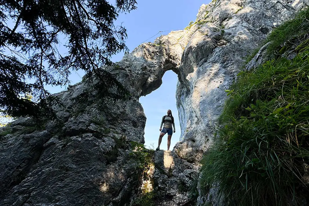 Reisebloggerin Biggi Bauer im sogenannten Breitensteinfensterl, einem Steinbogen