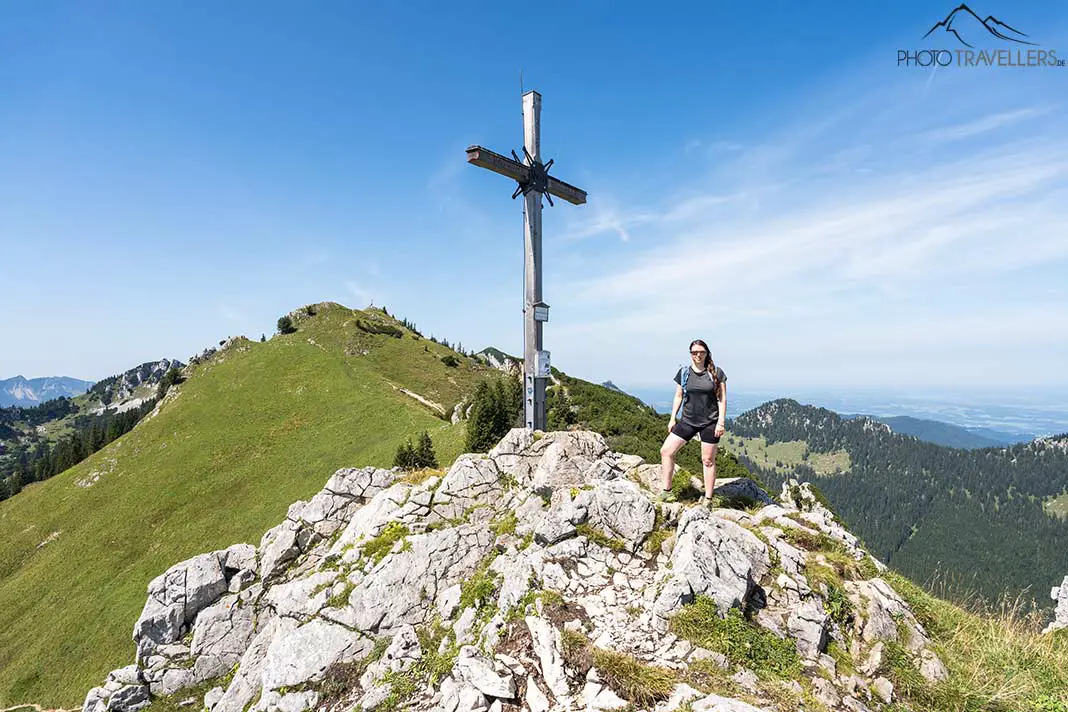 Reisebloggerin Biggi Bauer neben dem Gipfelkreuz der Käserwand