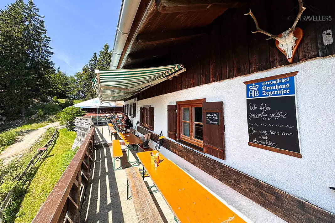 Wanderer auf der Terrasse der Kesselalm