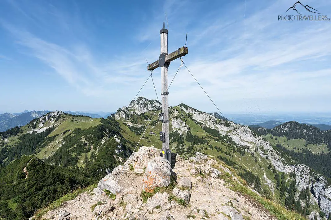 Der Gipfelkreuz vom Wildalpjoch, dahinter der Wendelstein