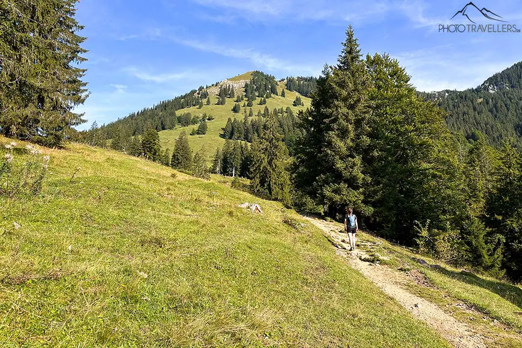 Reisebloggerin Biggi Bauer auf einem Wanderweg, der zum Wildalpjoch führt