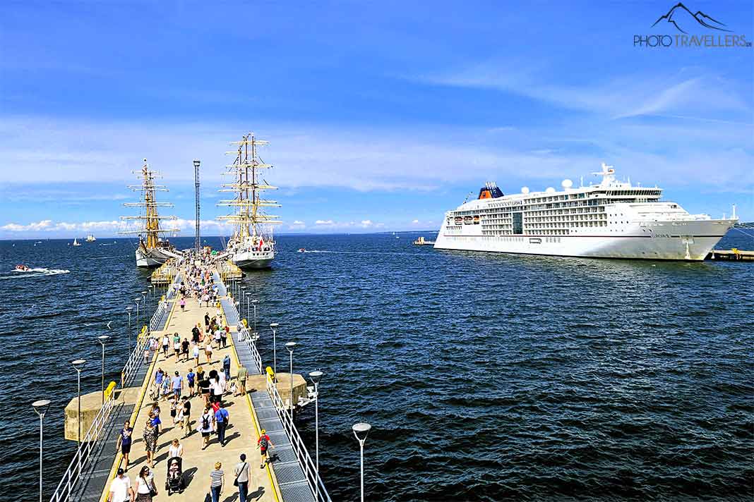 Zwei große Segelschiffe an einem Pier im Tallinner Hafen, daneben ein großes Kreuzfahrtschiff