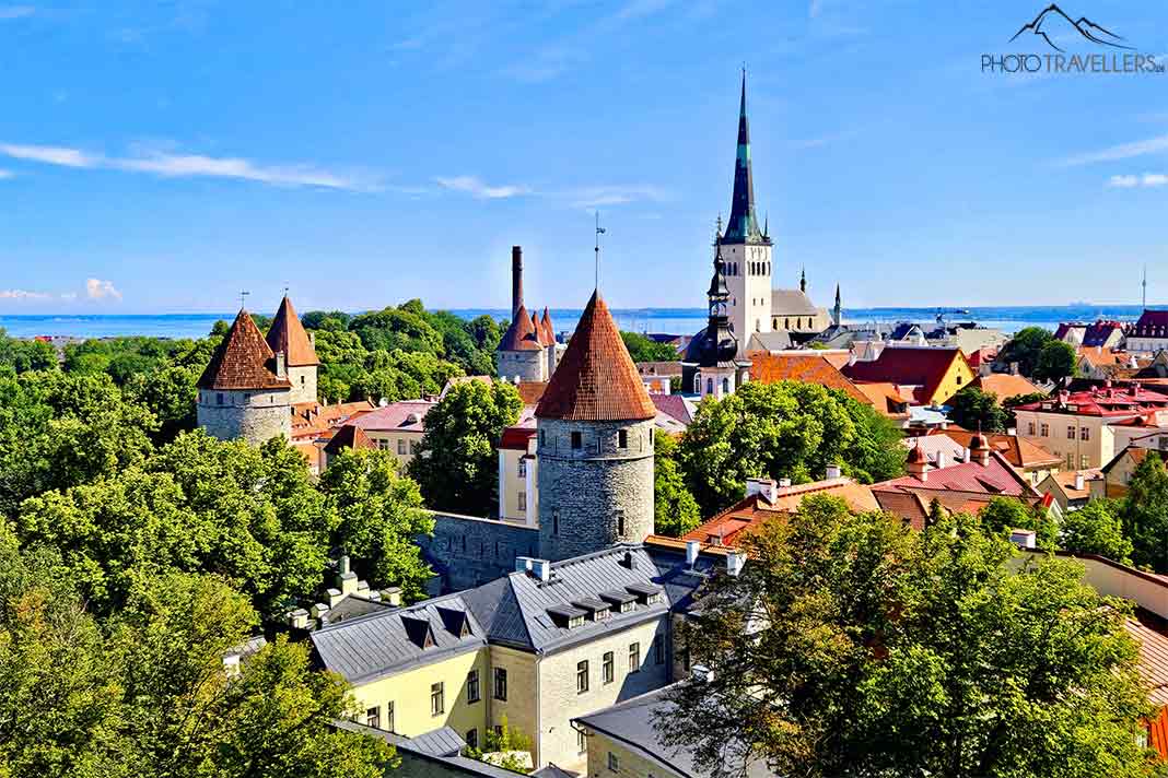 Vom Domberg in Tallinn bietet sich ein herrlicher Ausblick auf die Altstadt mit ihren Wehrtürmen