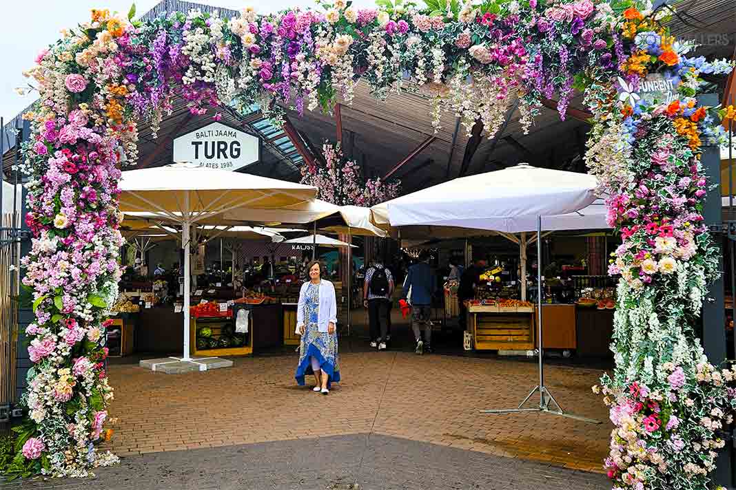 Floraler Blumenschmuck ziert den Eingang der Baltijaama-Markthalle in Tallinn