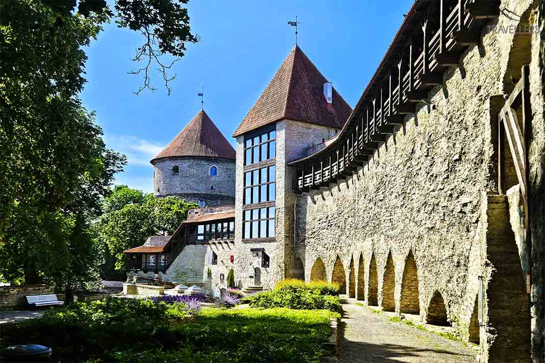 Der Garten des dänischen Königs an der Tallinner Stadtmauer mit den Türmen