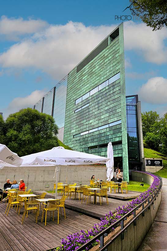 Stühle und Tische eines Cafés vor dem modernen Kumu-Museum in Tallinn