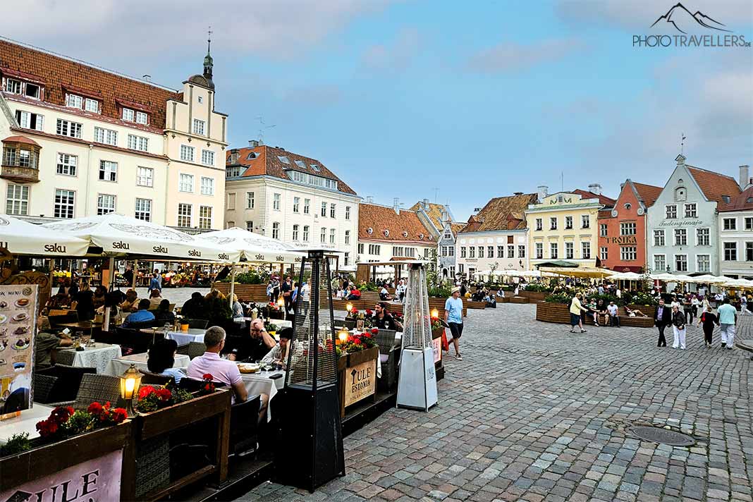 Der kopfsteingepflasterte Rathausplatz von Tallinn mit den vielen Cafés