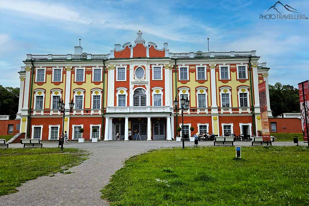 Das barocke Schloss Katharinental mit der rot-gelben Barockfassade