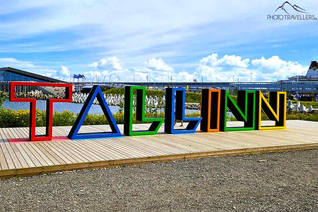 Der farbige Tallin-Schriftzug am alten Hafen