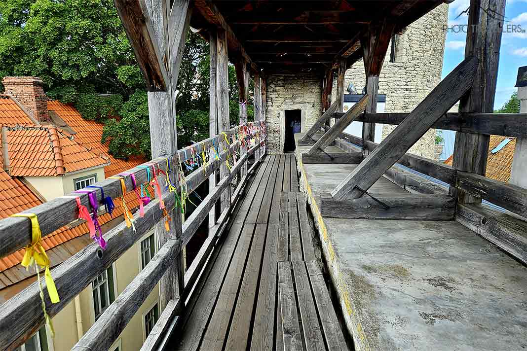 Ein Stück des begehbaren Teils der Tallinner Stadtmauer