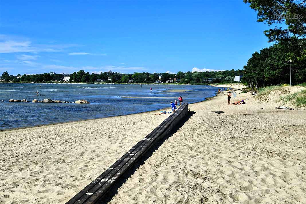 Badegäste am weißen Sandstrand Stroomi in Tallinn