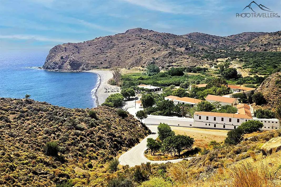 Die weitläufige Klosteranlage Agia Markella auf Chios liegt in einer von Felsen eingebetteten Bucht