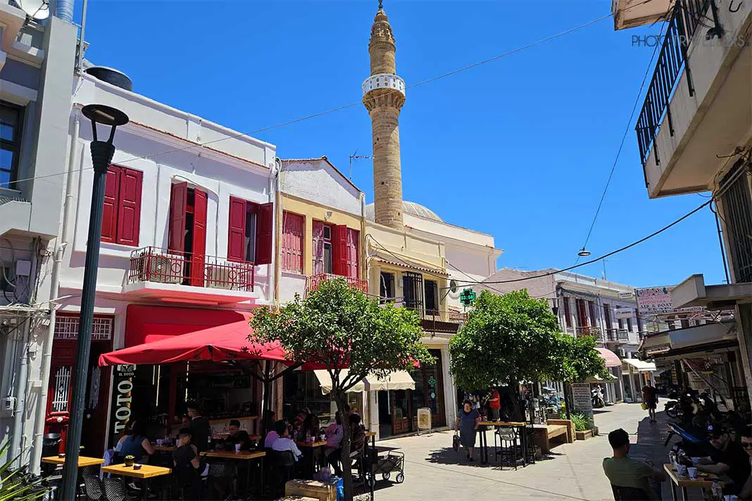 Der Turm einer Moschee überragt die zweistöckigen Gebäude in der Altstadt von Chios