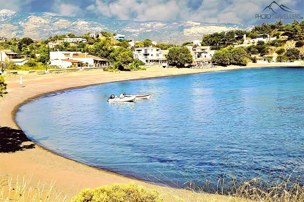 Rötlicher Sand und tiefblaues Wasser sind charakteristisch für den Limnos Beach