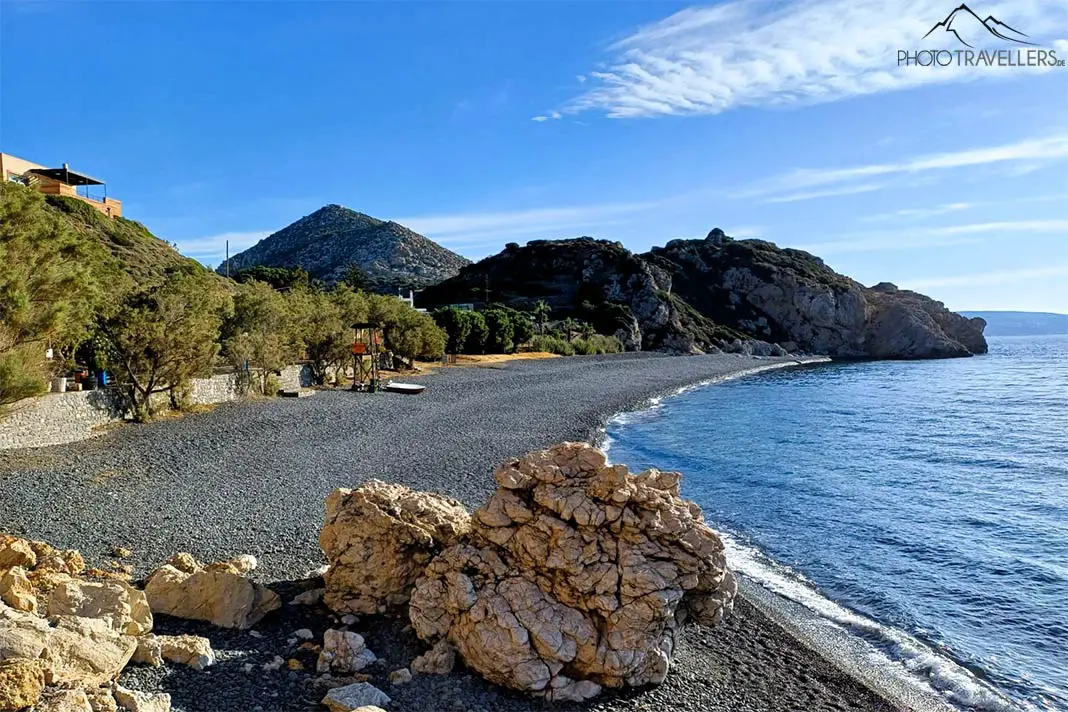 Die schwarzen Kiesel am Strand von Mavra Volia auf Chios bilden einen tollen Kontrast zu den grünen Hügeln