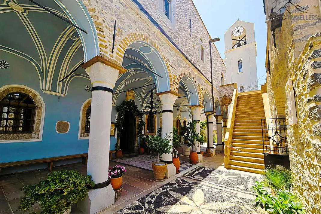 Die Treppe vor den Säulenbögen der Taxiarchis-Kirche in Mesta führt direkt zum Glockenturm