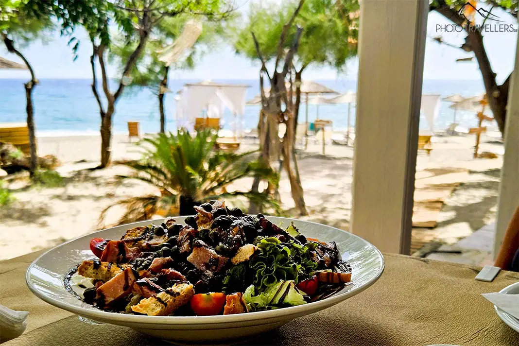 Ein sommerlicher Salat steht auf einem Tisch in einer Taverne auf Chios am Meer