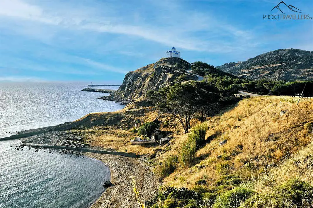 Auf einem Felsen an der Westküste von Limnos thront die Kirche Agios Nikolaos