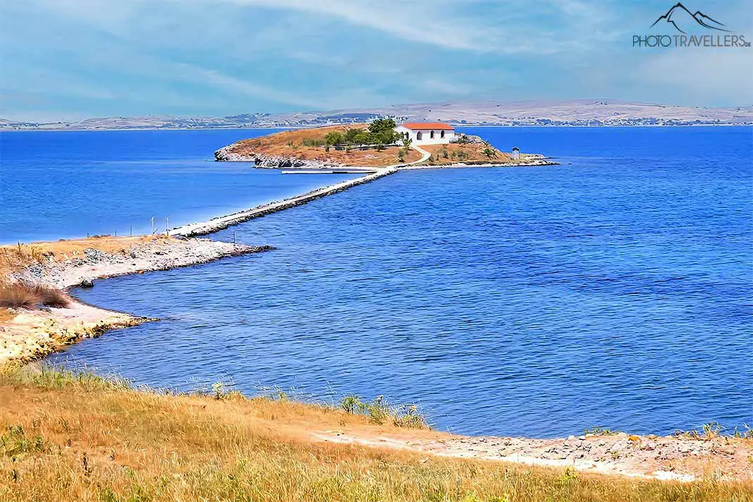 Ein Steg führt zur Kapelle Agios Nikolaos auf einer vorgelagerten Insel vor Limnos