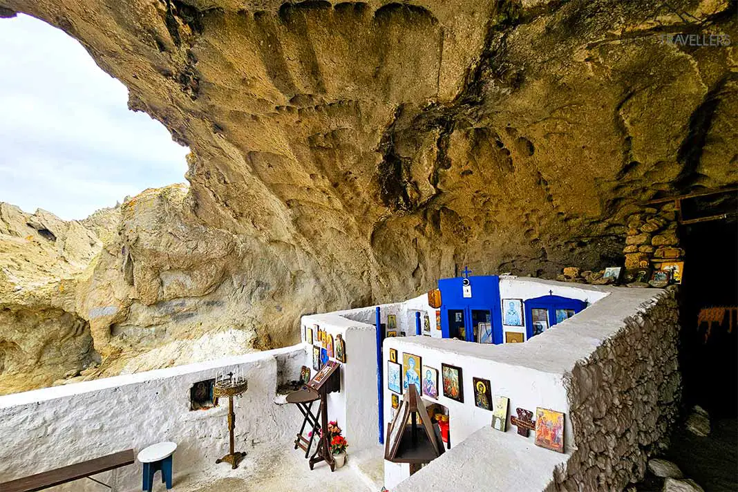 Die kleine Kapelle Kakaviotissa ist in einen Felsen eingebettet und kommt daher ohne Dach aus