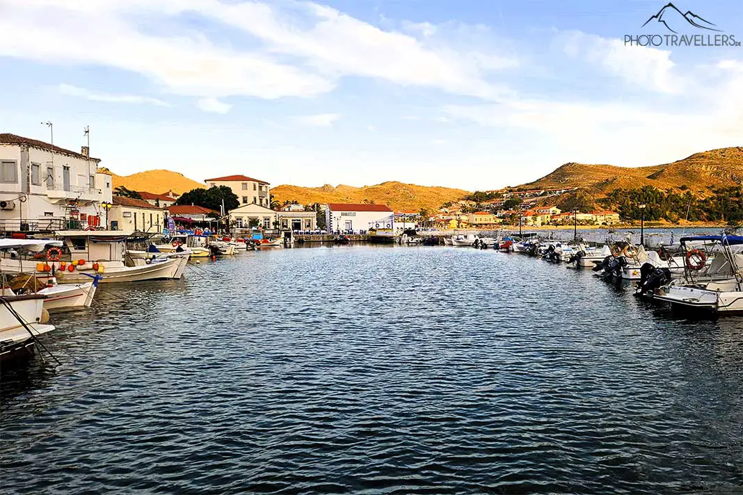 Viele Boote reihen sich im Hafen von Myrina aneinander