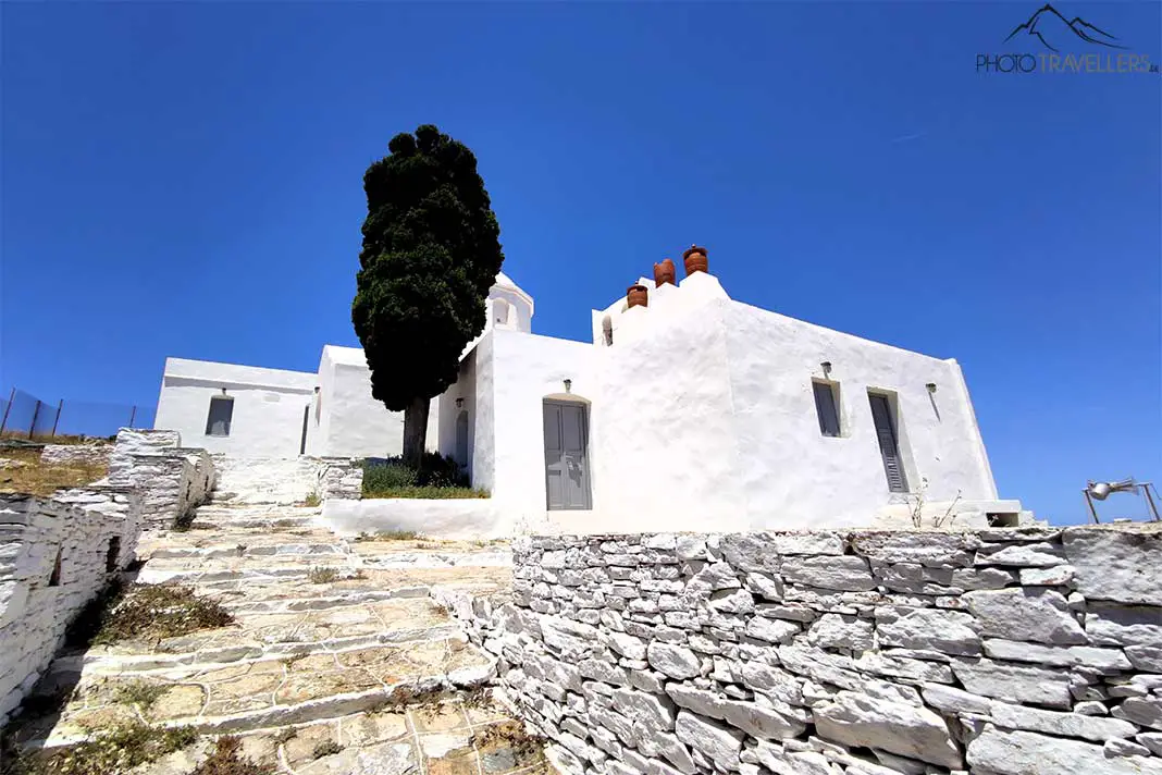 Steintreppen und ein Baum bilden die Umgebung der Kapelle Agios Andreas auf Sifnos