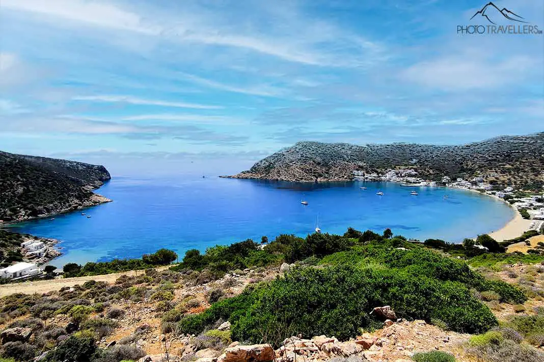 Das tiefblaue Wasser an der Apokofto Bucht auf Sifnos ist umgeben von begrünten Felsen