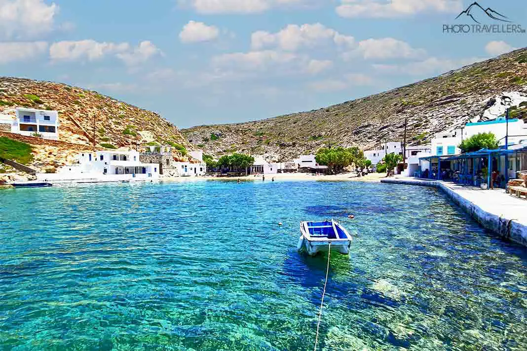 Wenige weiße Häuser säumen die Bucht von Cheronissos mit dem türkisblauen Wasser