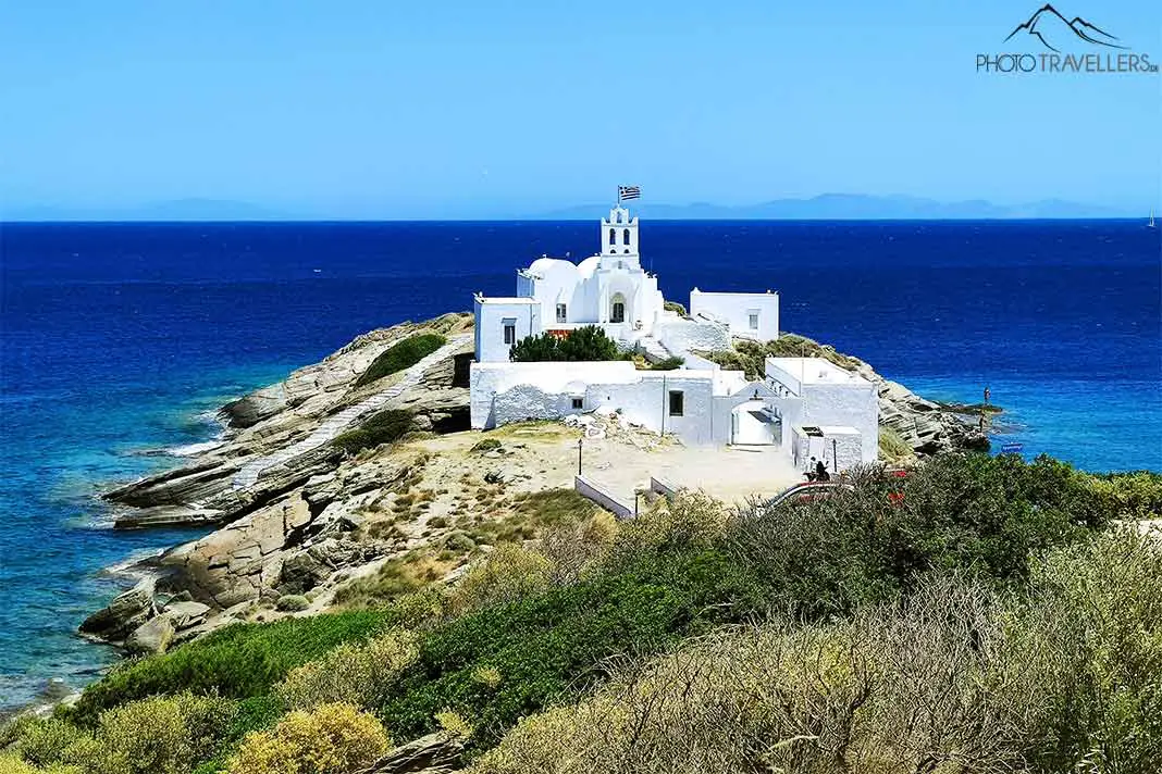 Das Kloster Chrissopigi auf Sifnos setzt sich aus Haupthaus, Turm und Vorplatz zusammen