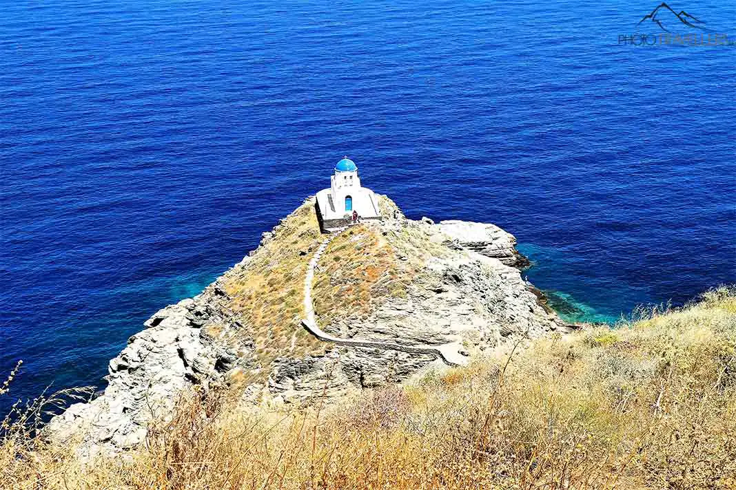 Die blaue Kuppel der Kirche Eptamartyres auf Sifnos ragt aus einem Felsen hervor 