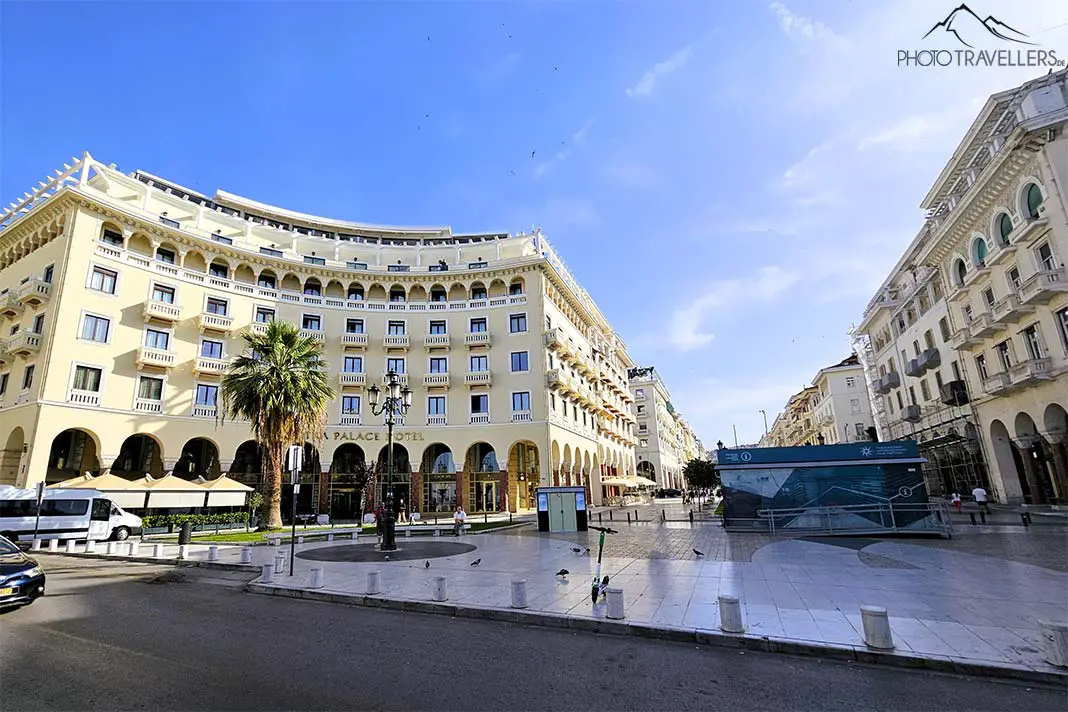 Die geschwungenen, edlen Fassade der umliegenden Hotels verleihen dem Aristoteles Platz viel Eleganz