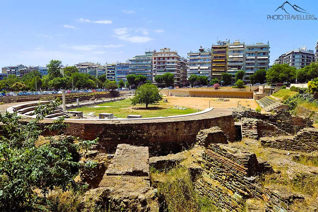 Auf dem großen Areal des Forum Romanums in Thessaloniki stehen historische Säulen und Tribünen