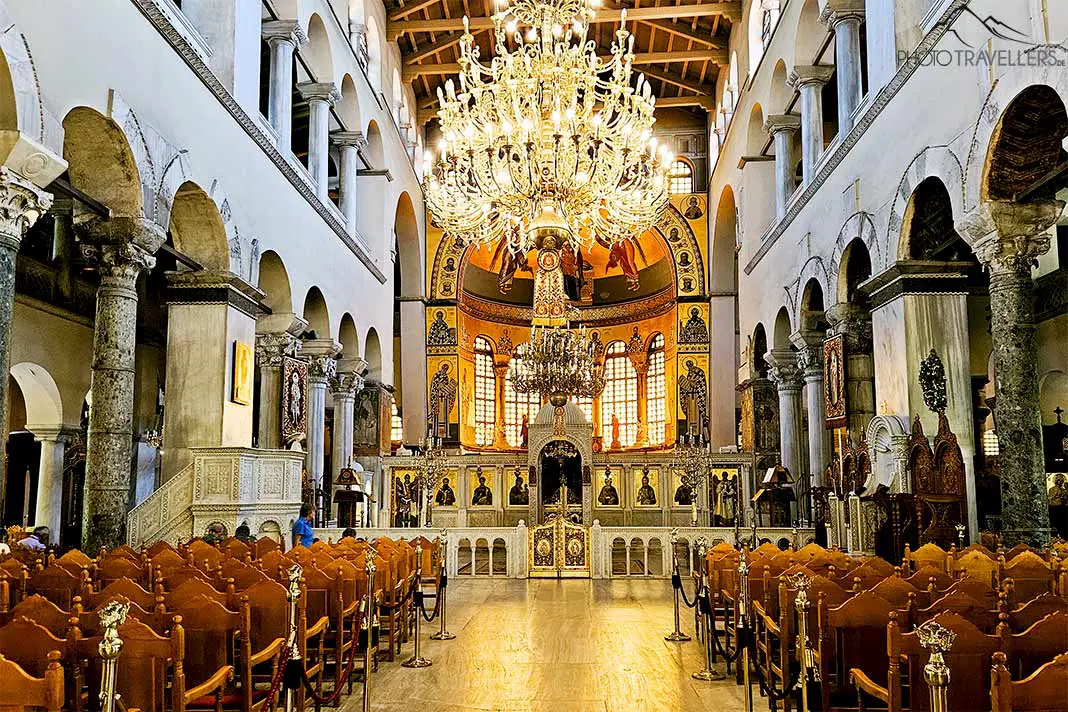 Das Innere der Kirche Hagios Demetrios in Thessaloniki ist mit prächtigen, goldenen Elementen gesäumt