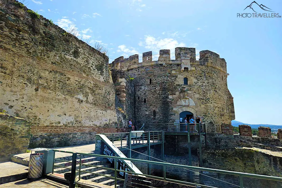 Der Trigonenturm und die wuchtigen Mauern thronen hoch über Thessaloniki