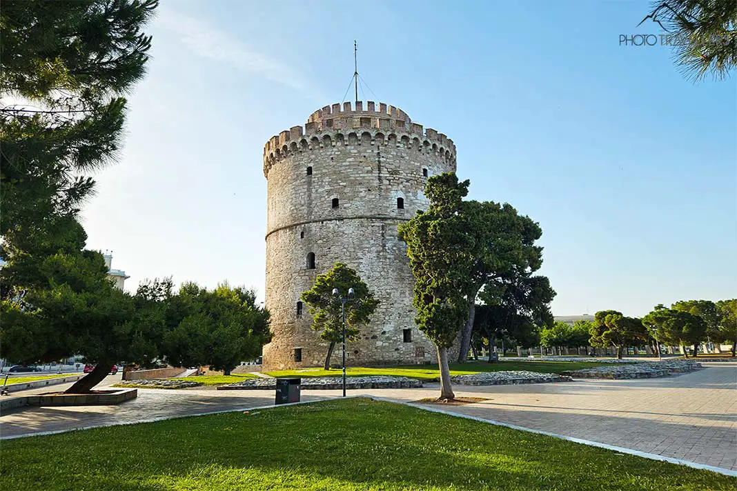 Der Weiße Turm von Thessaloniki ist von Grünanlagen eingebettet