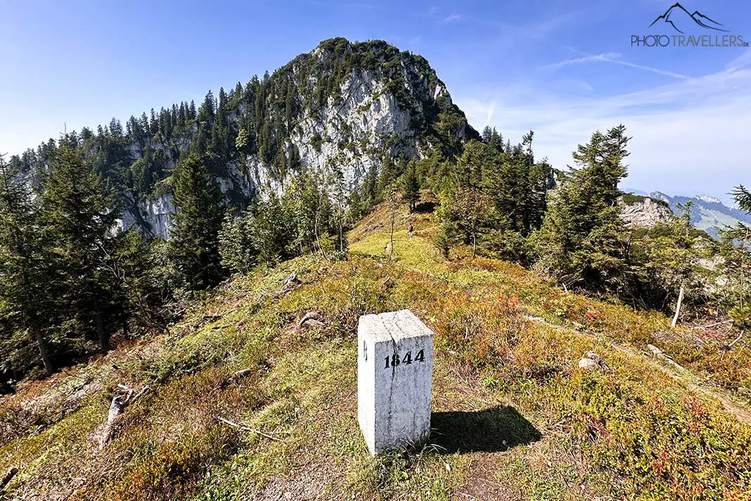 Ein Grenzstein zwischen Tirol und Bayern, dahinter der Spitzstein