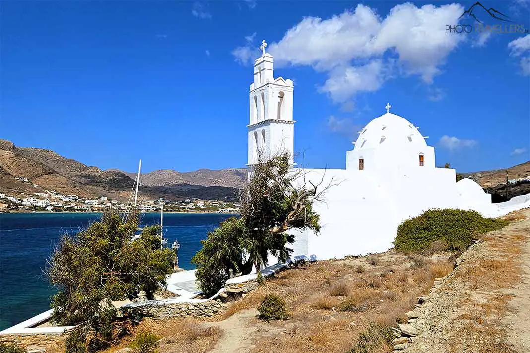 Die Kirche Agia Irini auf Ios besticht mit ihrem vorgelagerten Glockenturm und der weißen Kuppel