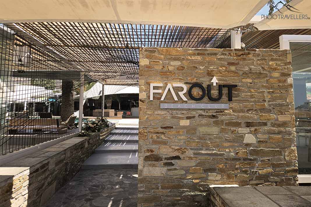 Der Schriftzug prangt an der Steinmauer am Eingang des FarOut Beach Clubs