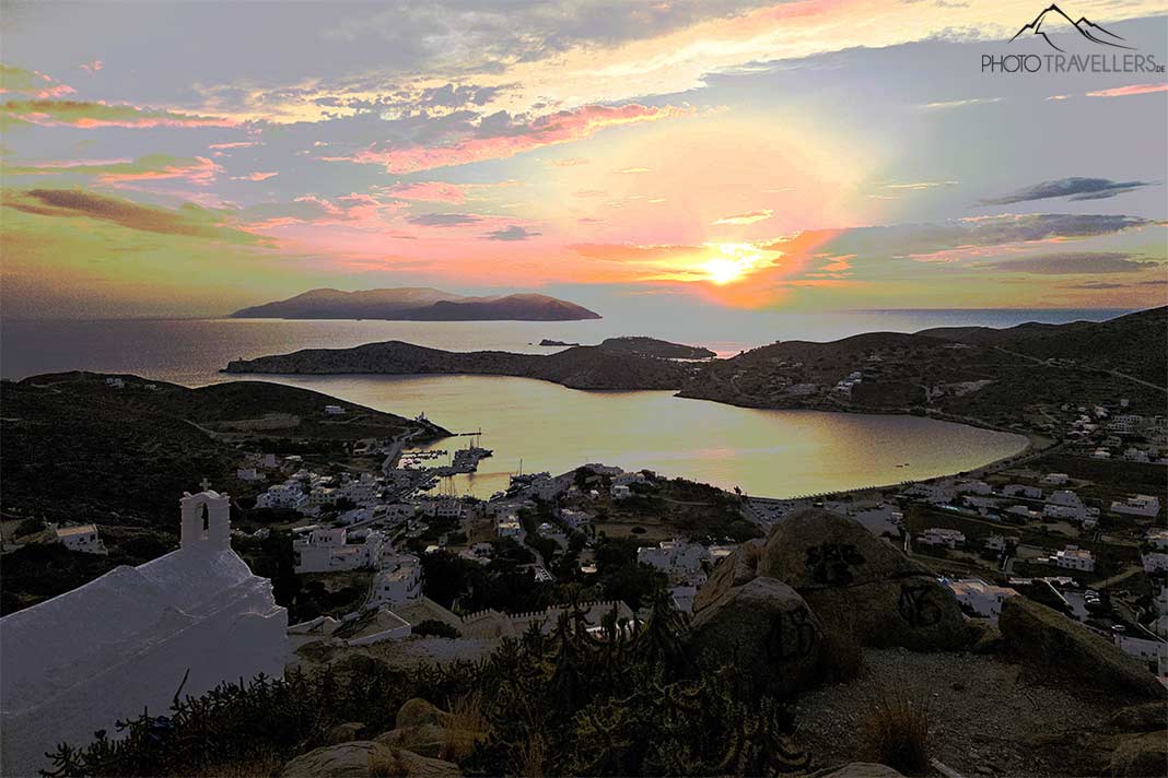 Die Bucht von Gialos mit den umliegenden Hügeln im Sonnenuntergang