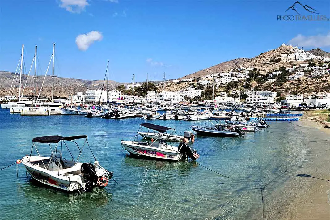 Kleine Boote ankern im Yachthafen von Gialos auf Ios