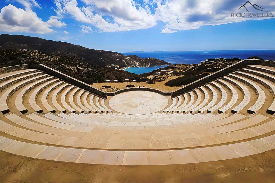 Das Oval des Amphitheaters Odysseas Elytis besteht aus hellbraunen Steinstufen Steinstufen 