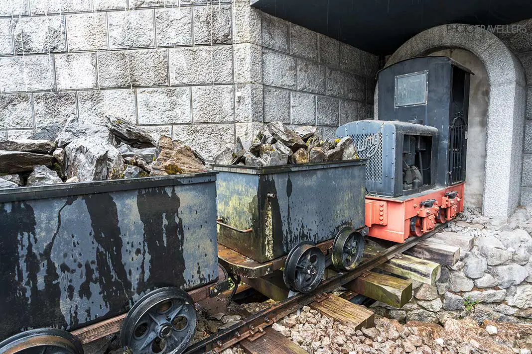 Eine alte Eisenbahn vor dem Tiroler Steinöl & Vitalberg