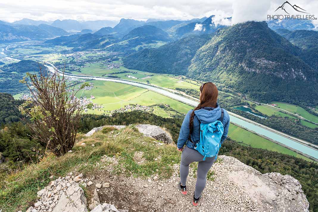 Reisebloggerin Biggi Bauer blickt vom Kranzhorn übers Inntal